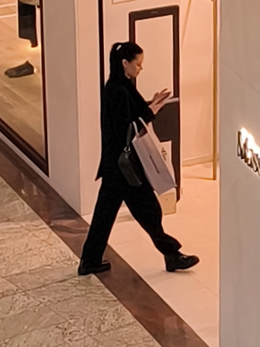 E ambițioasă și intră și inspectează și alte magazine