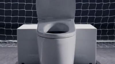 Cel mai mare cosmar al lui Messi si al lui Ronaldo! WC-ul asta e mai tare decat orice portar, nicio minge nu trece de el!