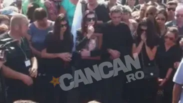 Ti se face pielea de gaina! Surorile Gabor, tinute in brate de tatal lor la groapa mamei moarte