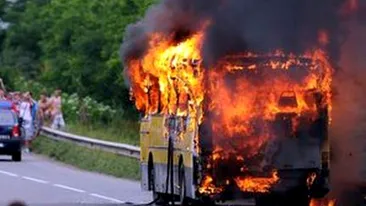 Bistriţa: Un autobuz plin cu muncitori navetişti a luat foc în trafic
