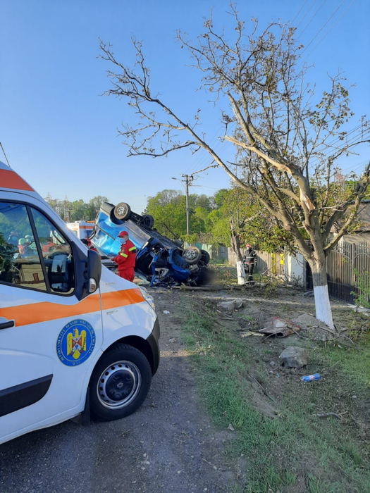 Accident grav pe DN1. O dubiță s-a răsturnat în Prahova, iar un bărbat a decedat