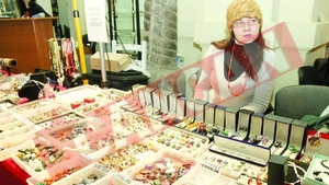 Expozitie de bijuterii cu pietre semipretioase si cristale
