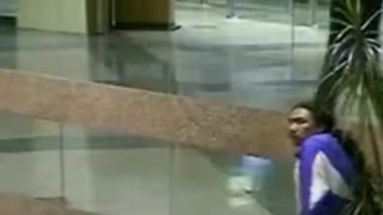 VIDEO Imagini scarboase! Un homeless isi face nevoile intr-un ghicevi urias din mall!