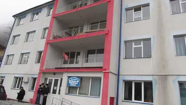 Imaginile neputinței din România. O femeie zace trântită pe jos într-un salon, dintr-un spital COVID, și nimeni nu intervine. FOTO