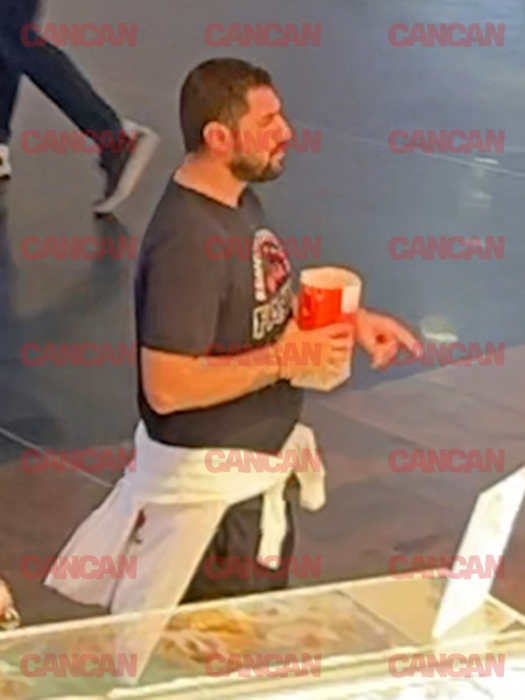 Motociclistul a plecat cu o pungă de floricele de la film pe care a savurat-o în mall