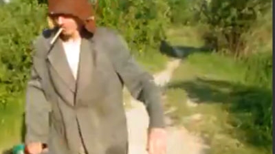Cel mai dezechilibrat beţiv pe care l-ai văzut! Ăsta bate orice român care o să se înece în alcool la noapte!
