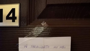 Mesajul incredibil lăsat de o vecină, unei femei gălăgioasă în timpul partidelor de amor
