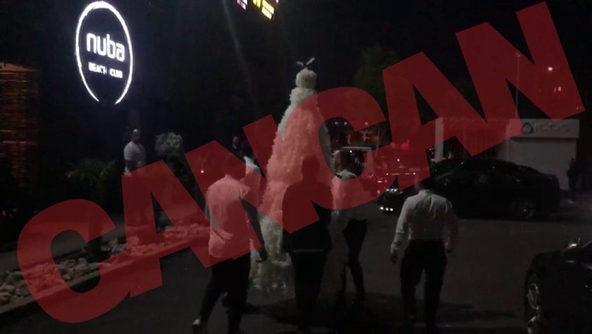 Tortul regal de nuntă a avut o înălțime de aproape doi metri (Foto: CANCAN.RO)
