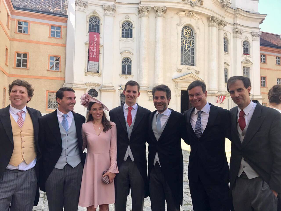 Pentru ceremonia religioasă, viitoarea Lady Di a României a îmbrăcat o rochie cu mâneci lungi