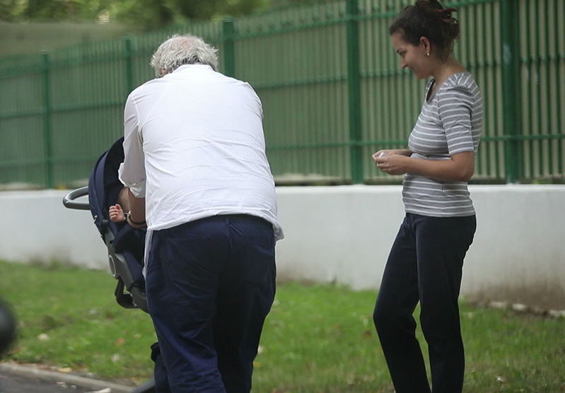 Jean Valvis se joacă şi glumeşte cu copilul