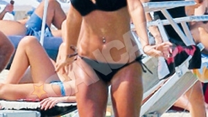 Batalia trupurilor goale etalate la soare! Laura Cosoi, cea mai sexy in bikini! Vezi aici intregul top!