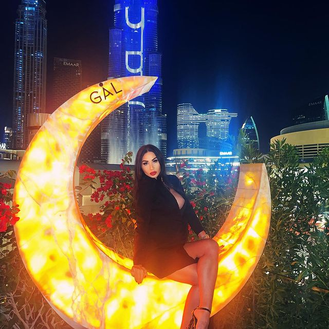 Elena nu duce lipsă de "decoruri" exotice / Sursă foto: Instagram.com