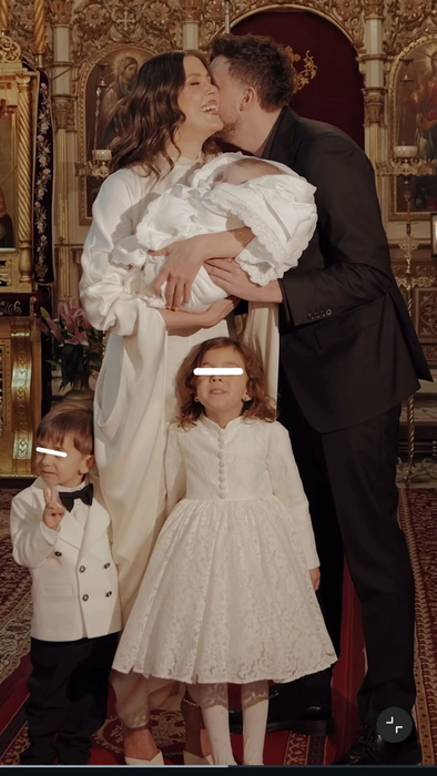 Emily Burghelea și-a botezat cel de-al treilea copil. Primele imagini
