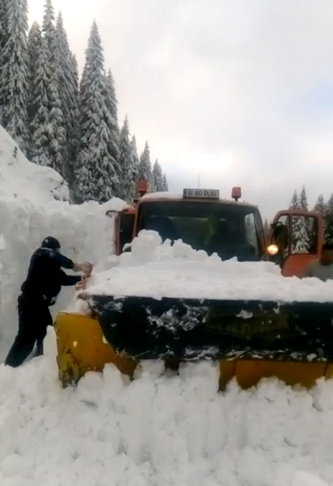 Jandarmii au ajutat la deszăpezirea utilajelor îngropate de avalanșe