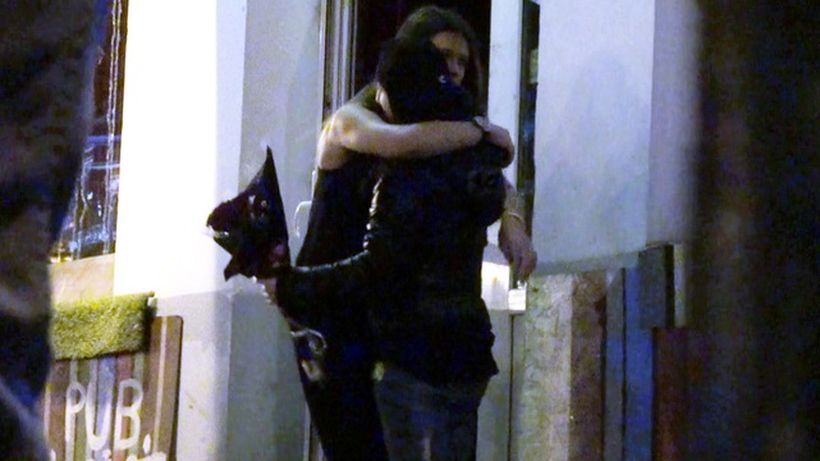 Atat de prietenoasa, ca mai avea putin si-o lua acasa! Antonia a vorbit cu o florareasa, a imbratisat-o si a pupat-o cu foc!