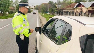 Dialog cutremurător între un polițist și un șofer care i-a atenționat prin flash-uri pe ceilalți participanți la trafic că urmează un radar: „Aveți copii?”