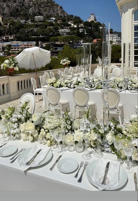 Flori albe și candelabre spectaculoase au completat atmosfera exclusivistă/ sursa: Instagram