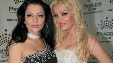 BRIGITTE SFĂT şi sora ei, CRISTINA, fac o pereche pe cinste şi la distracţie! Cum s-au fotografiat cele două în toiul nopţii, în club