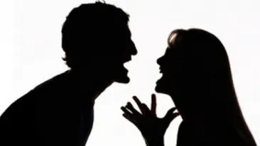 Razbunarea unei romance pe iubitul ei! I-a lipit prezervative pe usa apartamentului si i-a lasat un biletel: Esti un...