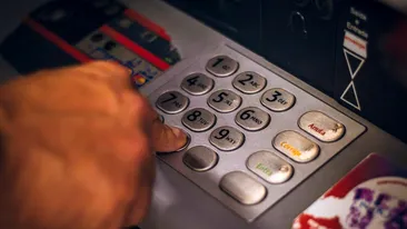 Banca din România de unde poți scoate bani de la ATM fără card. Aplicația care-i va ajuta pe clienții unității bancare