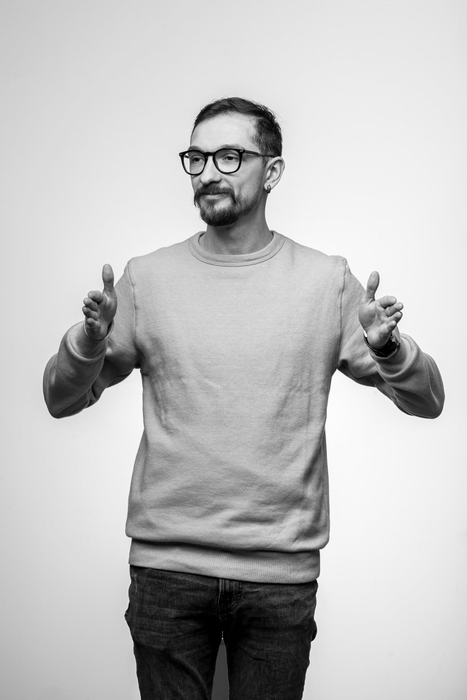Actor român de stand-up, scuipat și bătut în stradă după ce a făcut mișto de cum și-a parcat un afacerist mașina! A fost nevoie de intervenția SMURD-ului!