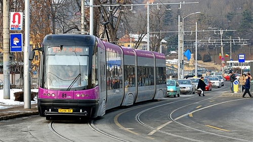 Două persoane din Cluj care așteptau tramvaiul în stație, lovite de o mașină condusă de un începător
