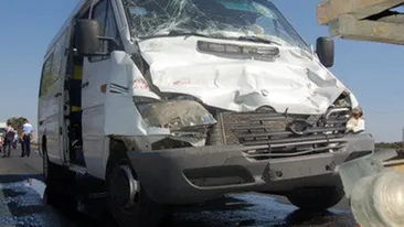 Grav accident de circulaţie pe DN1! După ”autocarul morţii”, un microbuz a fost lovit de un autoturism