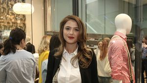 E prima dată când fosta soţie a primarului de la 3 se expune public fără nicio reţinere! S-a sărutat cu un multimilionar misterios, după care s-au retras la ea, în Glina!