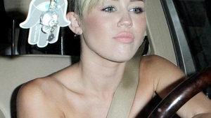 Sexy-balamuc in viata lui Miley Cyrus: conduce topless si se intrece cu iubitul ei in a gasi cele mai trasnite locuri unde sa faca dragoste!