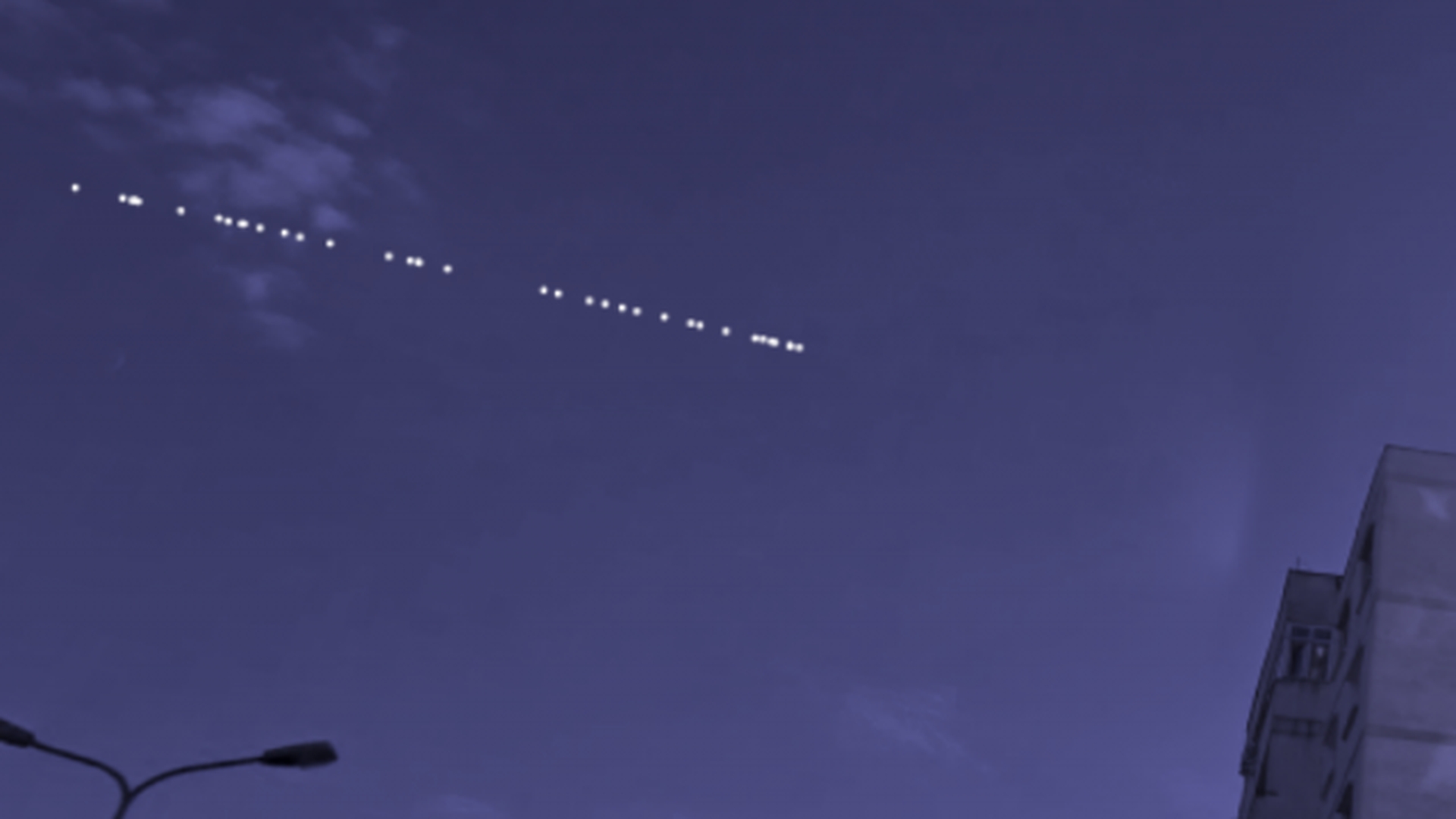 Ce reprezintă, de fapt, linia punctată care apare pe cerul Iașului. Elon Musk este direct responsabil. FOTO
