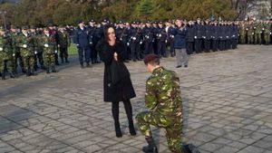 Cel mai emoţionant moment! Un militar şi-a cerut iubita de nevastă, la parada de 1 Decembrie