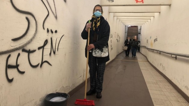 Povestea impresionantă a unei românce care cerșește în Italia. Aceasta a câștigat respectul locuitorilor din Bari. Cum a reușit?