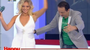 Delia Matache a probat mai multe rochii de mireasa! Care dintre ele crezi ca i se potriveste?