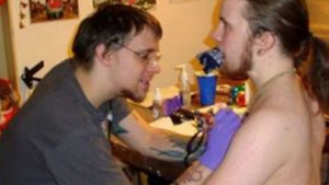 I-a desfigurat pe viaţă! Artistul care şi-a bătut joc de oameni! Vezi ce tatuaje îngrozitoare le-a putut face! O să-ţi faci cruce
