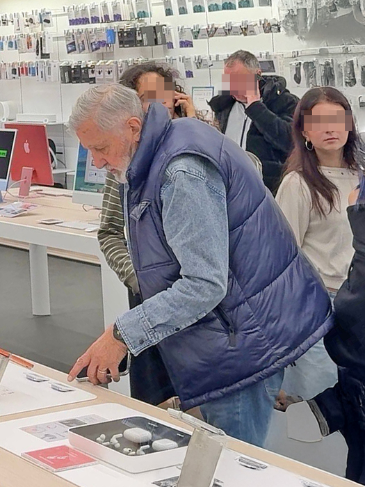 Ilie Năstase se uită la specificațiile noului model