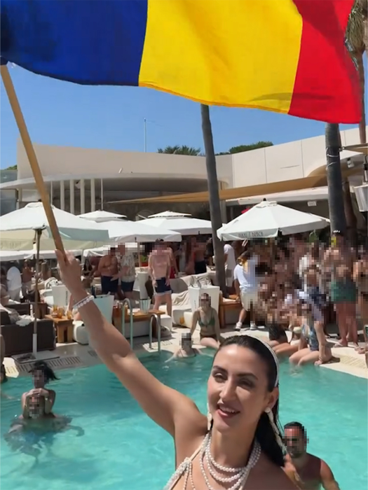 Tricolorul a devenit vedeta petrecereii, iar Roxana părea că reprezintă România