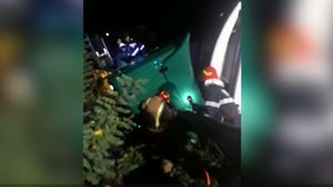 Accident grav în Călimănești! Un șofer de TIR a fost strivit sub cabină, după ce s-a răsturnat cu camionul