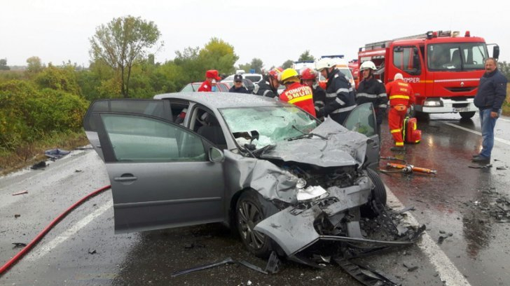 Accident teribil pe DN 2. Patru maşini implicate, un mort şi 14 răniţi. Patru persoane sunt încarcerate