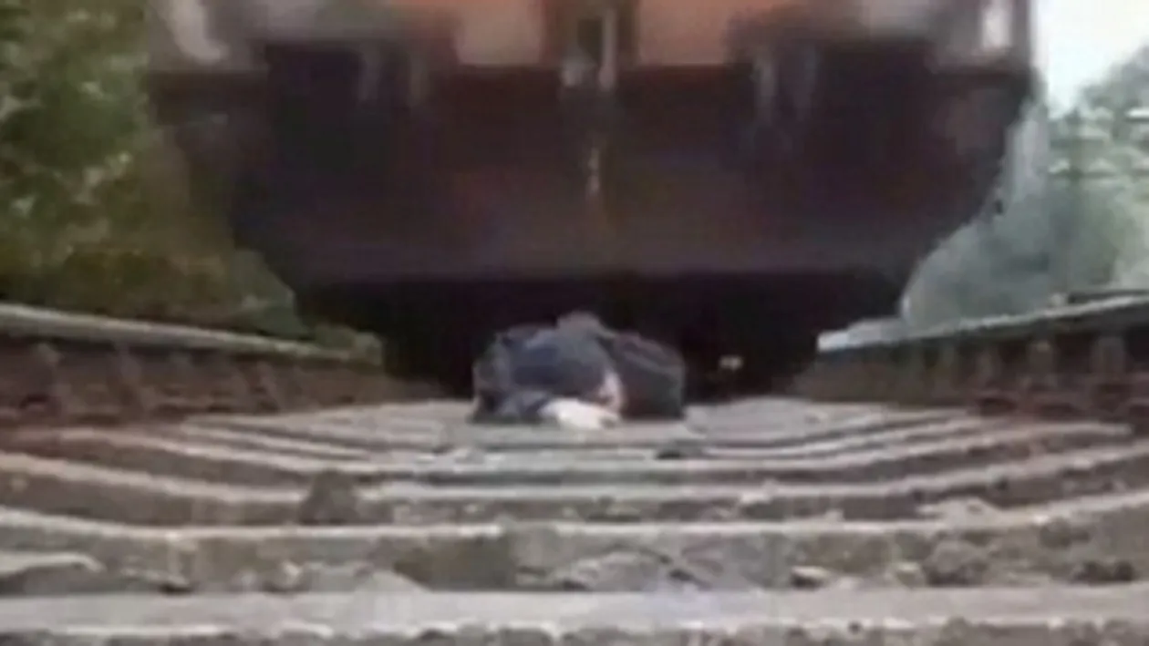 VIDEO S-a filmat in timp ce a trecut trenul peste el!