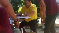 Adrian Minune, într-o ipostază inedită. Manelistul a dat autograf pe o carte de matematică!