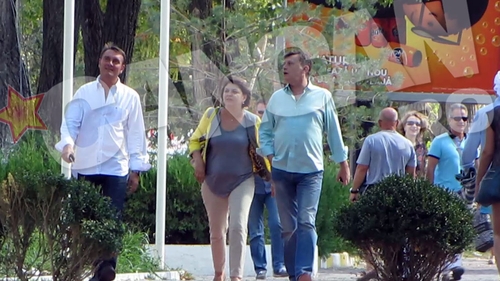 Imagini rare cu Crin Antonescu si sotia sa. Zambitori si relaxati, in timpul unei plimbari romantice pe faleza!