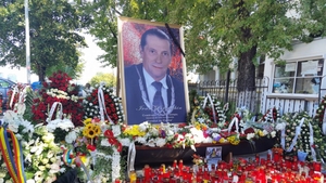 Zeci de coroane de flori, depuse la Clubul Sportiv Dinamo. Ivan Patzaichin va fi înmormântat astăzi, cu onoruri militare