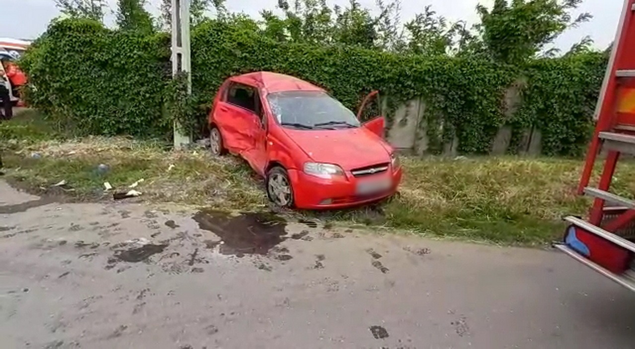 Accident grav pe DN7! Două persoane au rămas încarcerate. FOTO