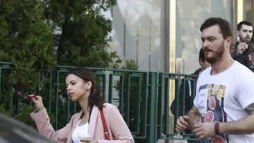 Avem dovada clară a iubirii ca-n basme dintre ”Goliat”& ”Degeţica”! Am fotografiat PRIMUL SĂRUT între donjuanul de la ”naţională” şi sexy-deputată