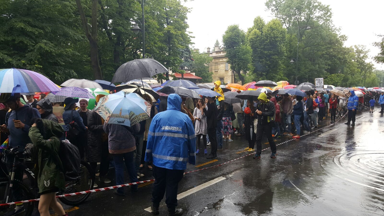 Mii de oameni au pornit la pas prin ploaie spre Piaţa Victoriei, acolo unde se va încheia Marşul Diversităţii