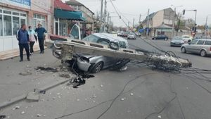 Aflat în stare de ebrietate, un șofer a intrat cu maşina în stâlpul de curent. VIDEO