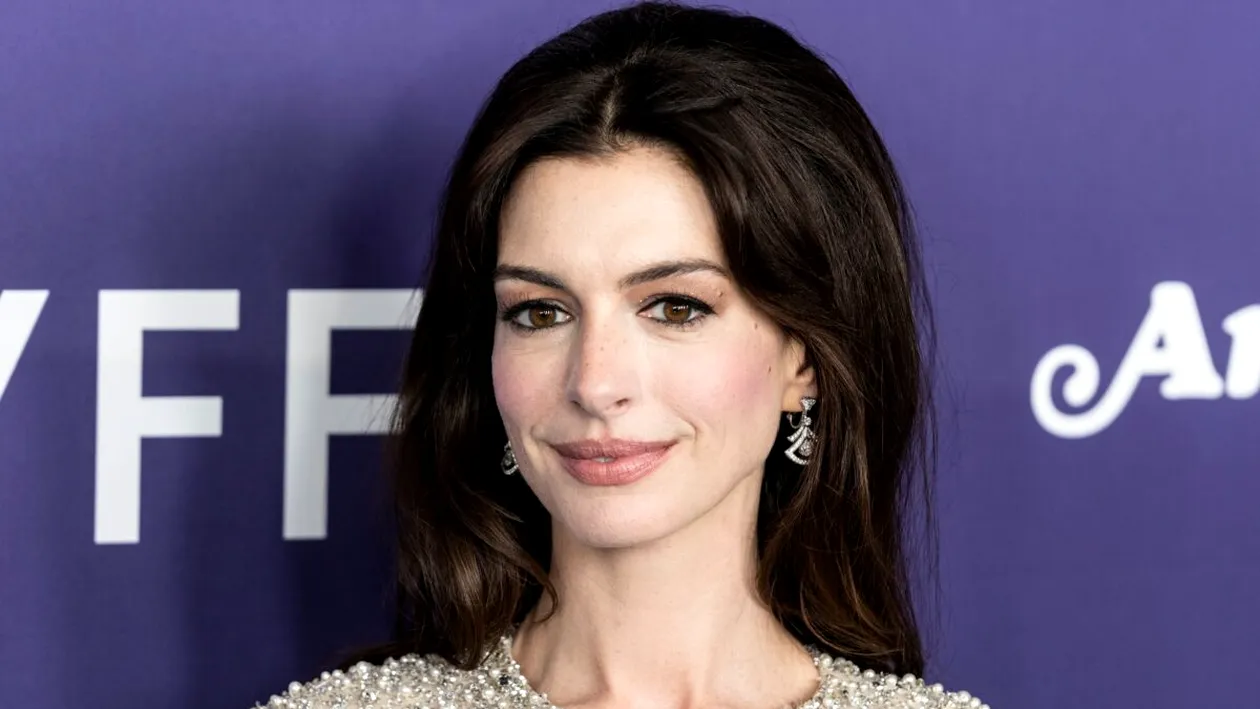 Durerea din spatele zâmbetului perfect al actriței Anne Hathaway. Vedeta de la Hollywood a pierdut o sarcină în timp ce juca rolul unei gravide. „Trebuia să nasc pe scenă în fiecare seară”