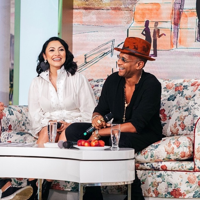 Andra Măruță, într-o rochiță prea scurtă în direct la Pro TV! Când s-a așezat pe canapea, telespectatorii au văzut tot