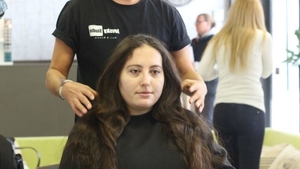 Transformare radicală de look! Cum a reusit hairstylist-ul Adrian Perjovschi sa schimbe total o tanara VIDEO