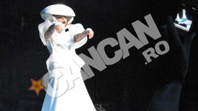 Nu astepta pana maine! Uite ce show bolnav o sa faca Lady Gaga in Piata Constitutiei! Am fost ieri la Sofia si am vazut de ce e in stare artista satanista.  Intra sa vezi tinutele demente si showul zapacitor pe care Lady Gaga o sa il repete si la Bucurest